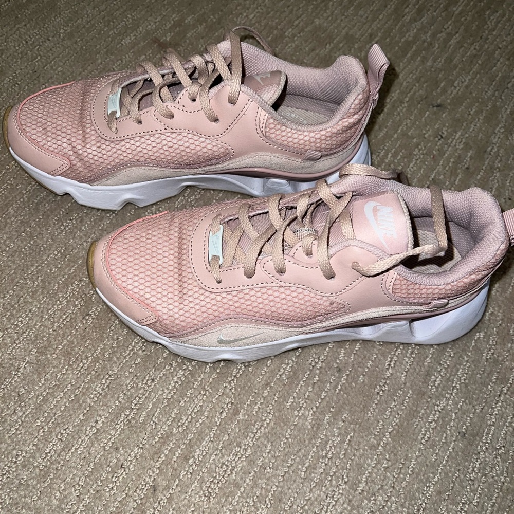 Nike Womens RYZ 365 Sneakers